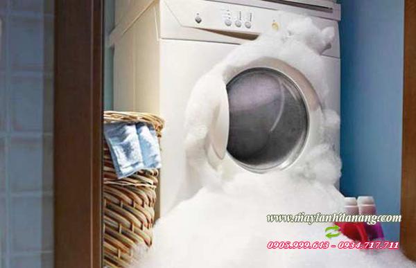 Máy giặt bị trào bọt và cách khắc phục đơn giản nhất