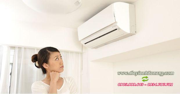 Một người phụ nữ nghĩ về việc thay đổi một máy điều hòa không khí