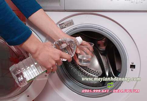 Cách vệ sinh máy giặt - đổ giấm vào lồng giặt