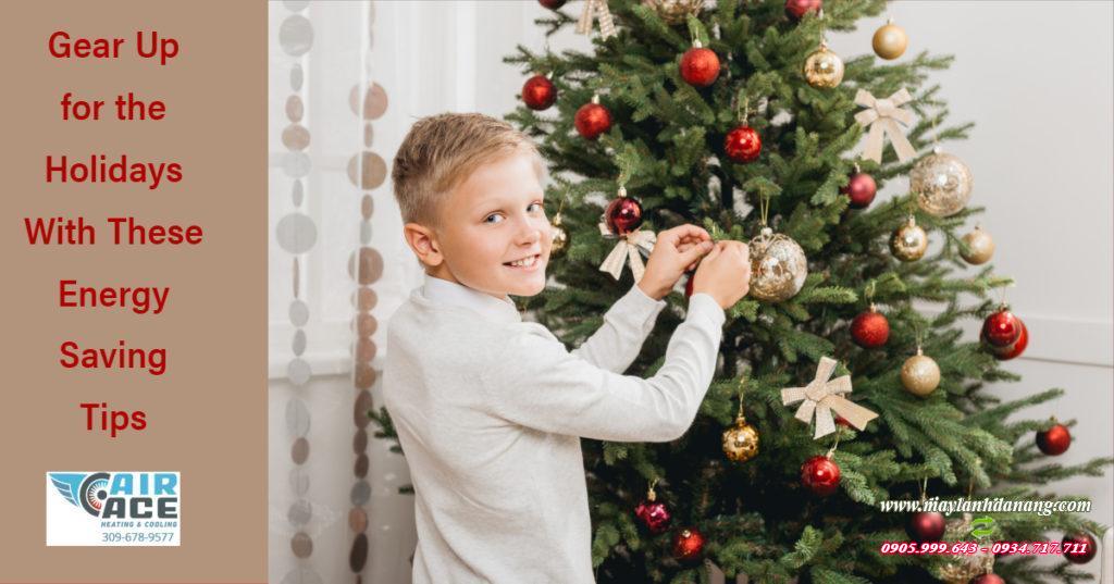 Cậu bé trang trí cây thông Noel