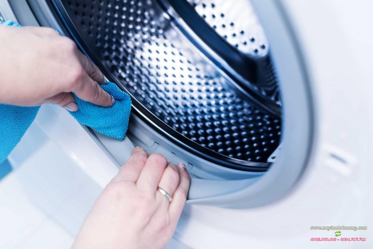 Cách vệ sinh máy giặt - xả sạch giấm và cọ sạch lồng giăt