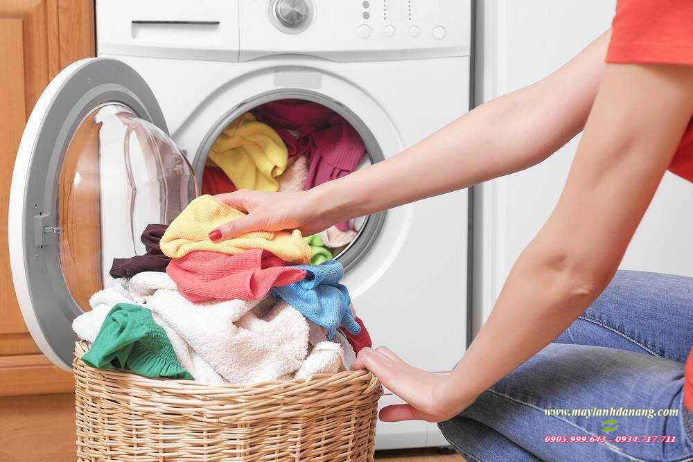 Cách vệ sinh máy giặt - nhớ lấy hết quần áo trong lồng máy giặt ra