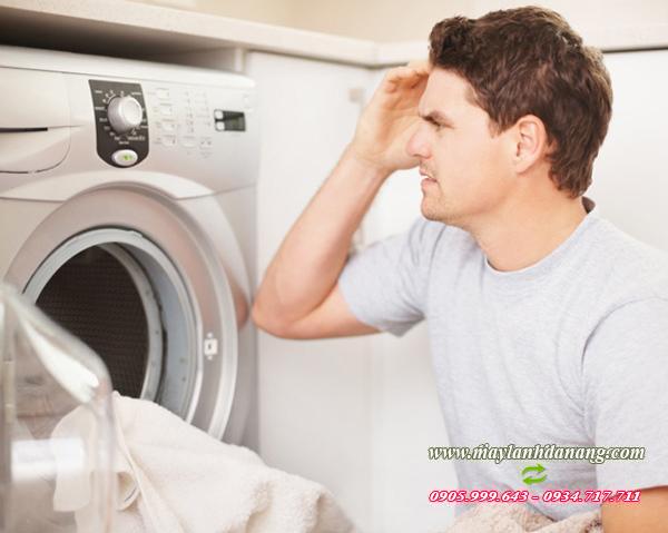 Máy giặt bị lệch tâm, nguyên nhân và cách khắc phục [Điện máy EEW]